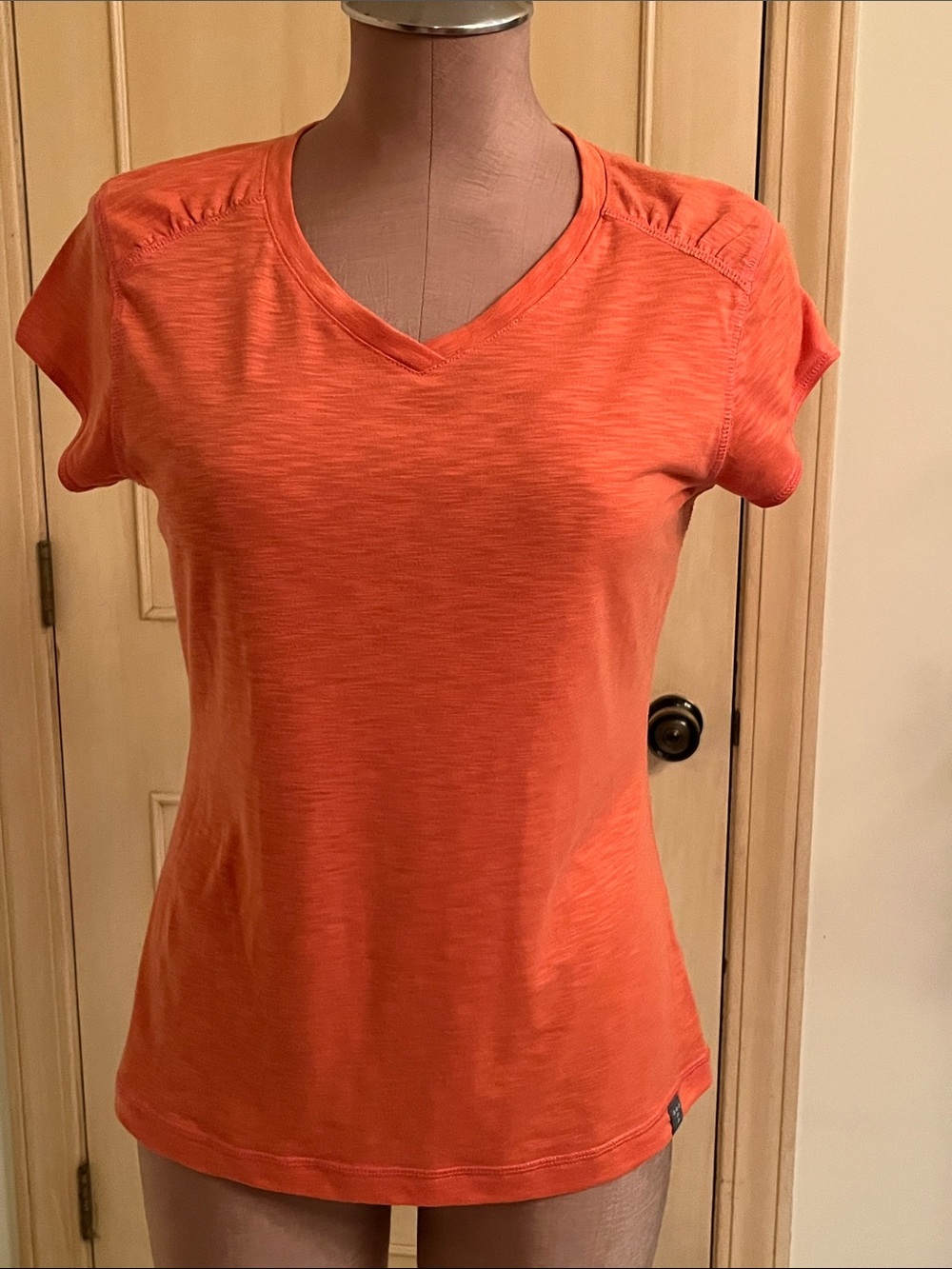 TITLE NINE Casual Hiking Outdoor Ruched Shoulder Short SLV V-Neck Orange Top S